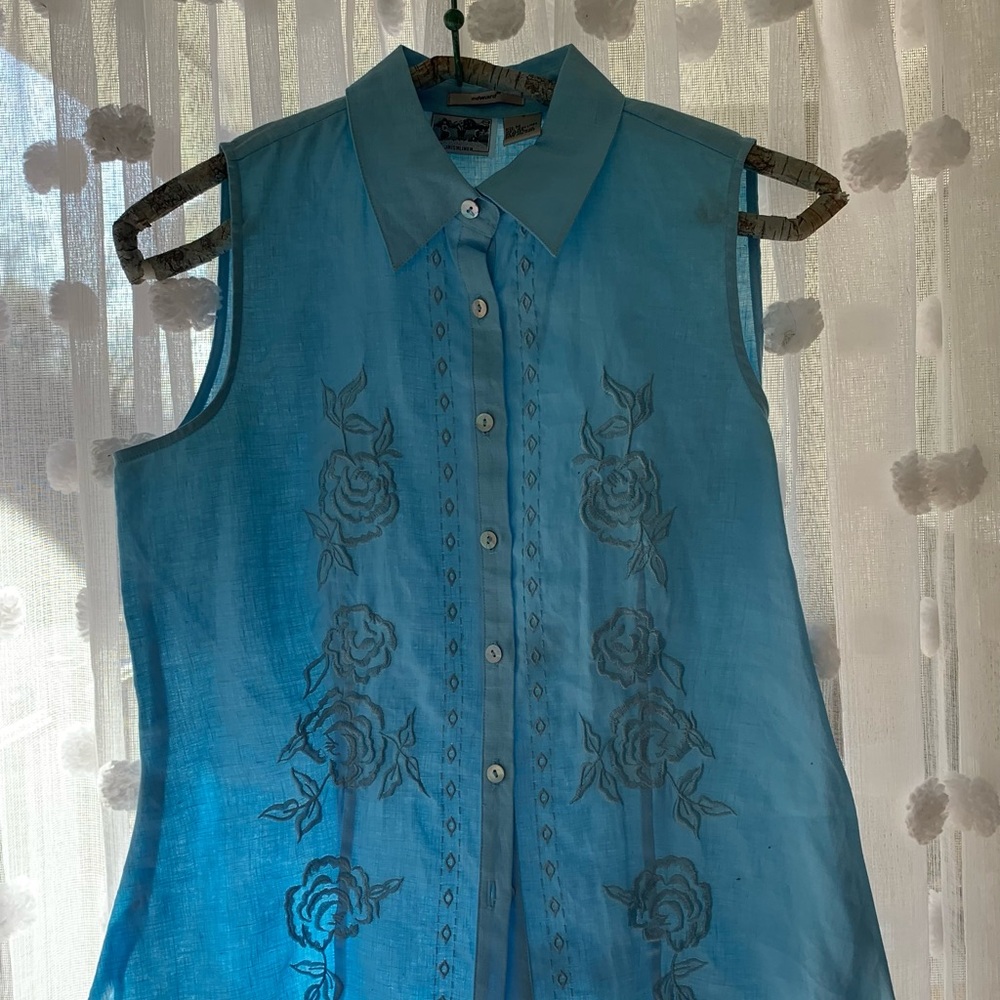 Women’s sleeveless button down linen shirt - light blue- Size - M